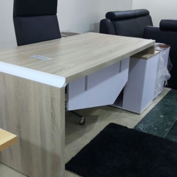 مكتب مدير بتصميم عصري وعملي – خشب فاتح مع سايد جانبي