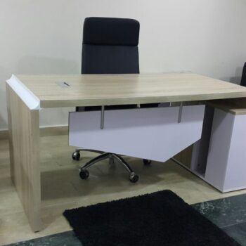 مكتب مدير بتصميم عصري وعملي – خشب فاتح مع سايد جانبي