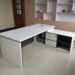 مكتب تنفيذي خشبي أبيض على شكل حرف L