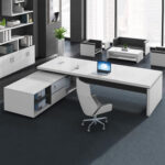 مكتب تنفيذي خشبي أبيض على شكل حرف L